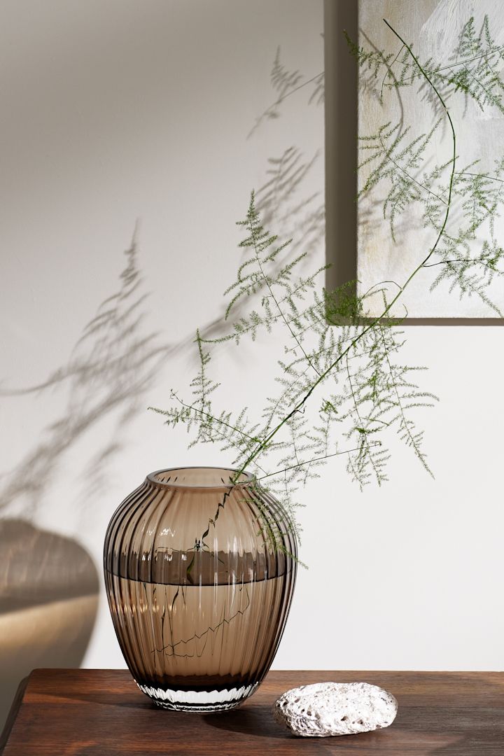 Interiør i riflet glass er en av årets trender, hvor vasen Hammershøi i brunt fra Kähler blir en trendy vase å dekorere hjemmet ditt med.