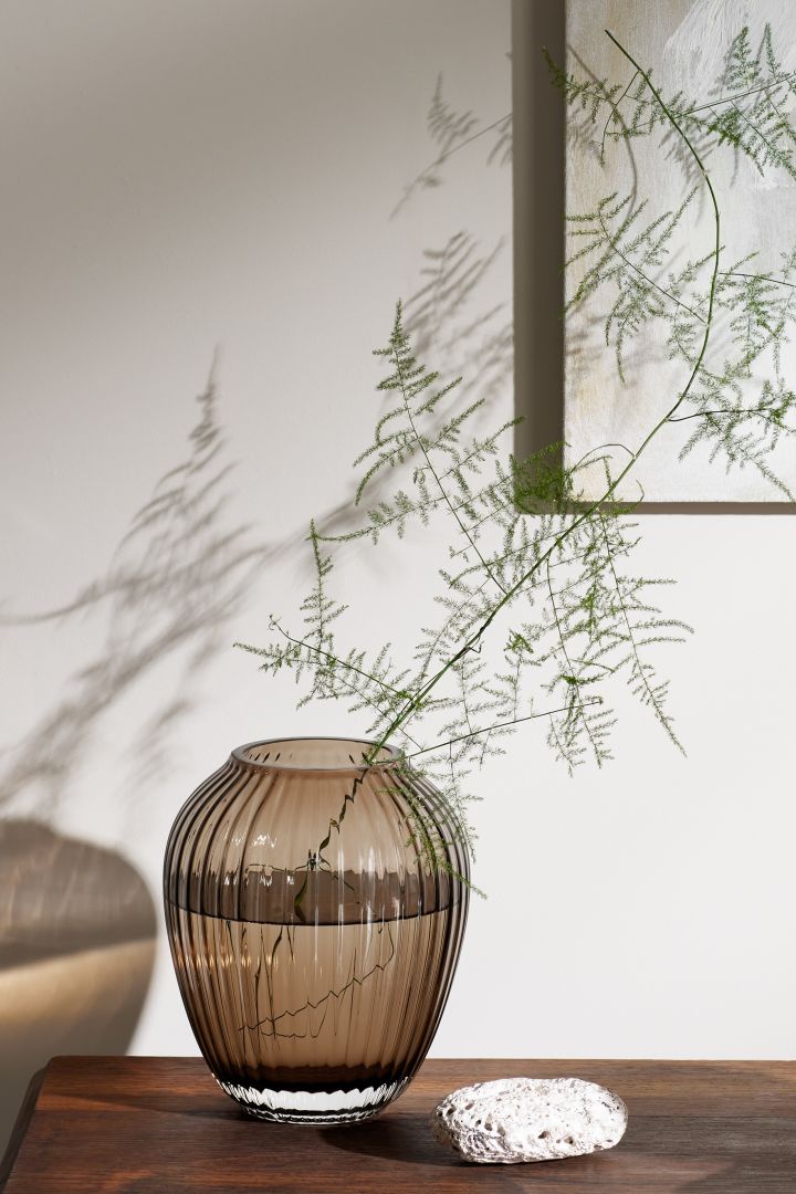 Interiør i riflet glass er en av årets trender, hvor vasen Hammershøi i brunt fra Kähler blir en trendy vase å dekorere hjemmet ditt med.