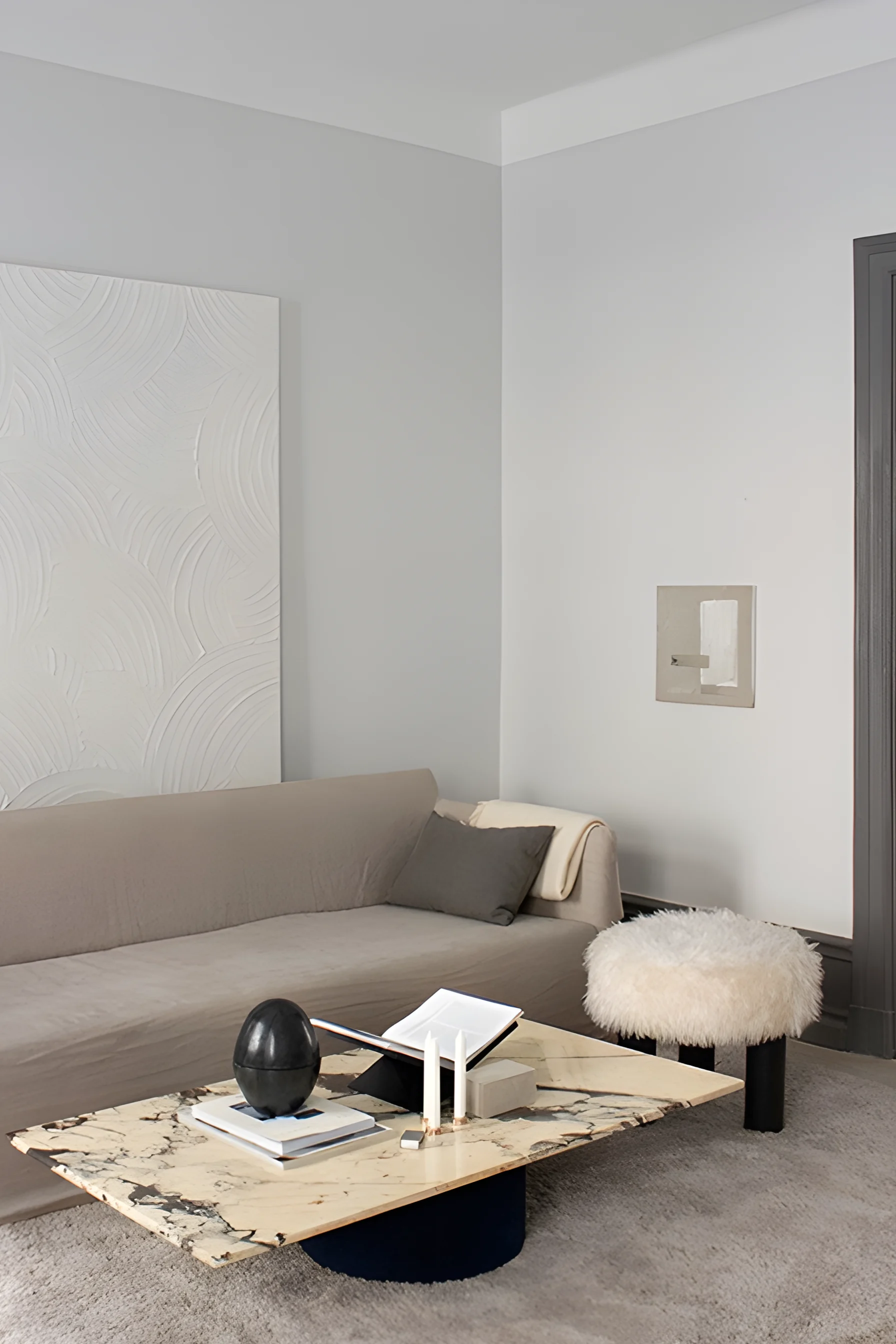 Teppeguide - gulvteppe stue – her ser du Fallingwater teppe i fargen Francis Pearl (beige) fra Layered. 