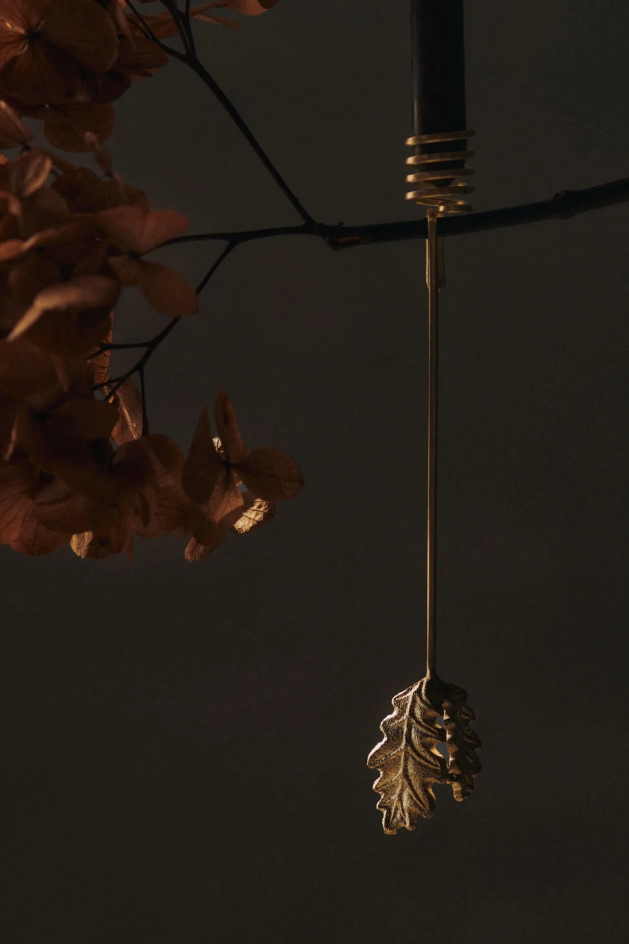 Oak Leaf-lysestakene fra Ferm Living kan henges på juletreet – noe som gjør dem til perfekt julepynt 2025.
