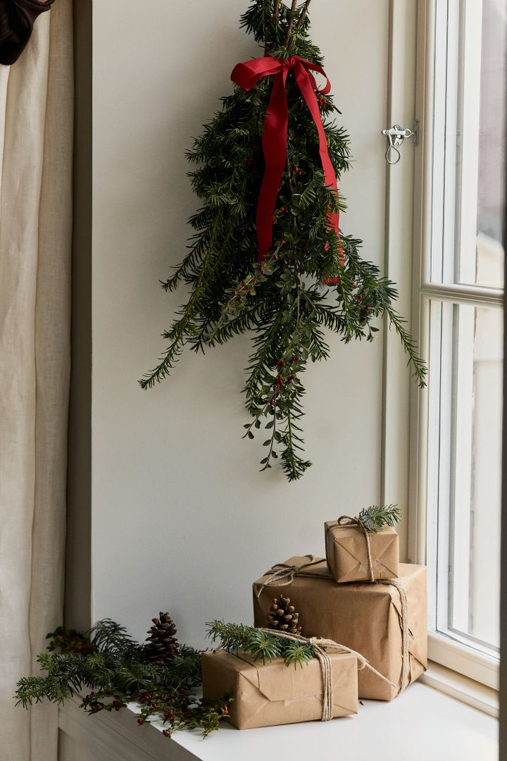 Pynt hjemmet med granbar for å skape julestemning i hjemmet. Her ser du en bunt granbar med en sløyfe knyttet rundt.