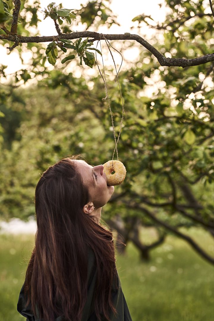 Å spise donuter raskest fra en snor er en sommeraktivitet som er både morsom og god å gjøre på sommerfesten.