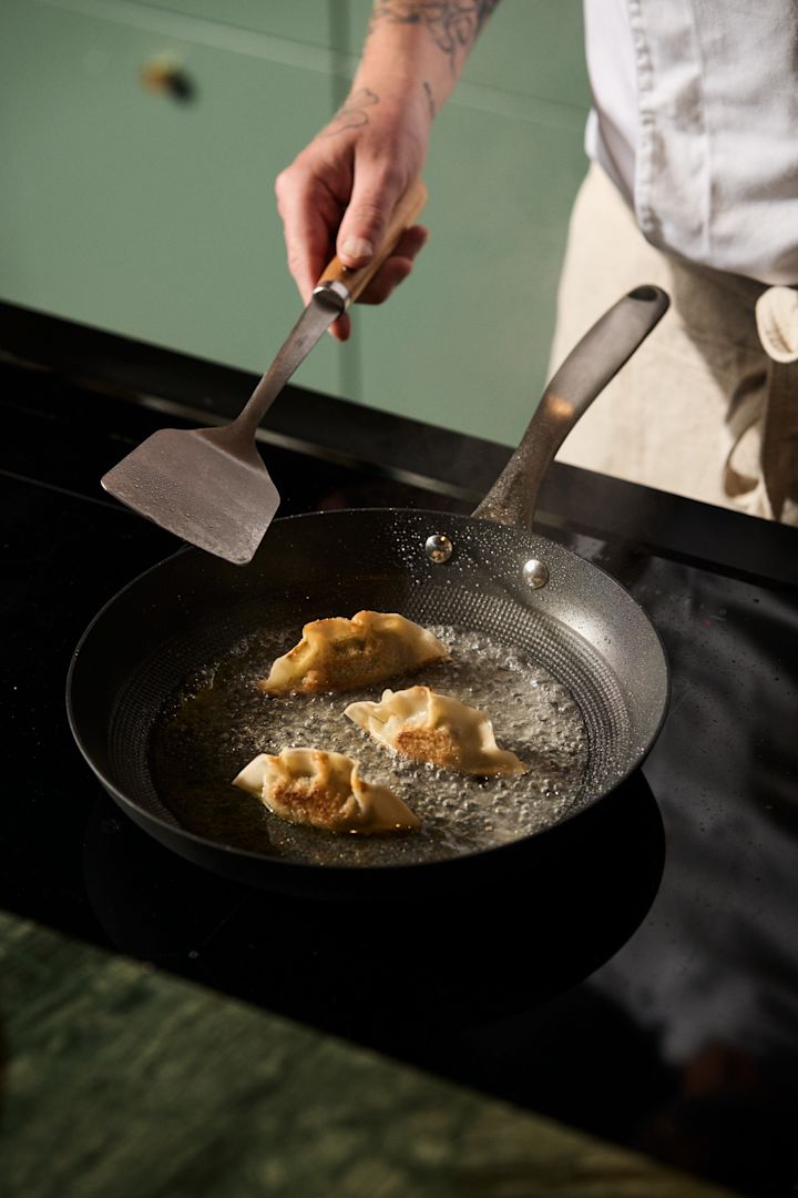 En stekepanne av god kvalitet som Satake-pannen du ser her som steker dumplings, er en flott julegaveide.