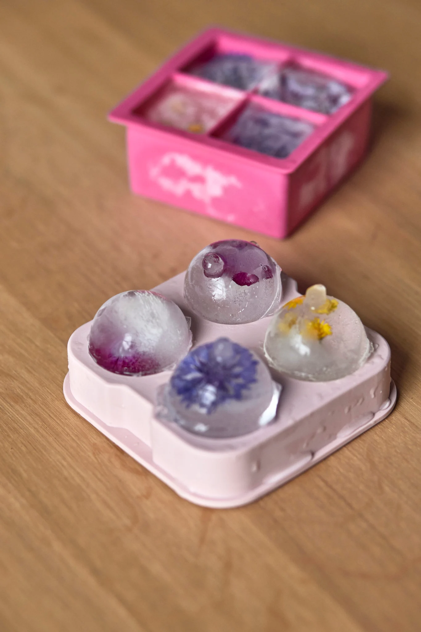 Lag vakre isbiter med blomster eller frukt og bruk dem som dekor i mocktails.