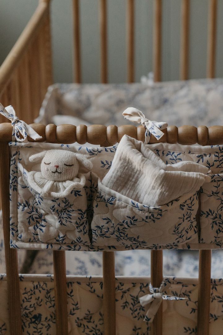 Her ser du en rustikk seng kledd i Fauna Forest sengetøysett fra Garbo&Friends med en matchende sprinkelseng-lomme – den perfekte gaveidéen til babyshower.