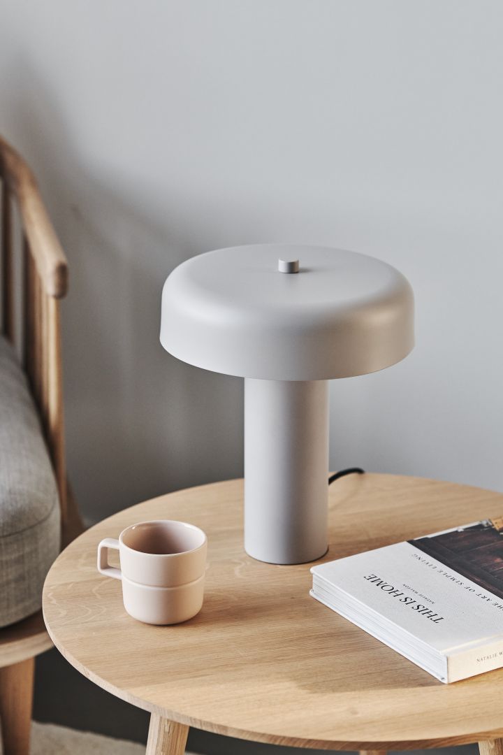 Sesongens trendy sopplampe er bordlampen Haze fra Scandi Living, som blir en stilig interiørdetalj i hjemmet ditt på sidebordet eller i vinduskarmen.
