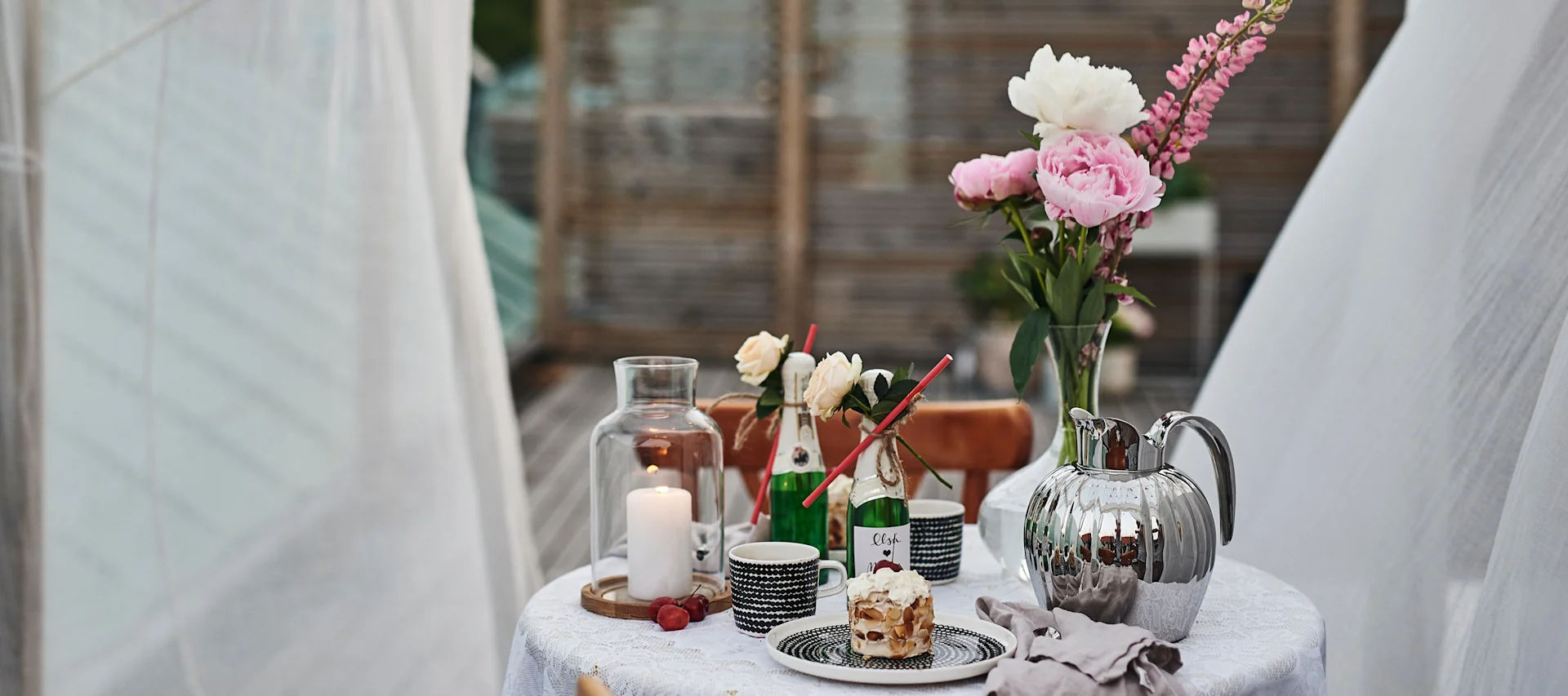 En romantisk kveldskaffe for to er lagt opp under den bølgende kalesjen av porselen fra Marimekko.