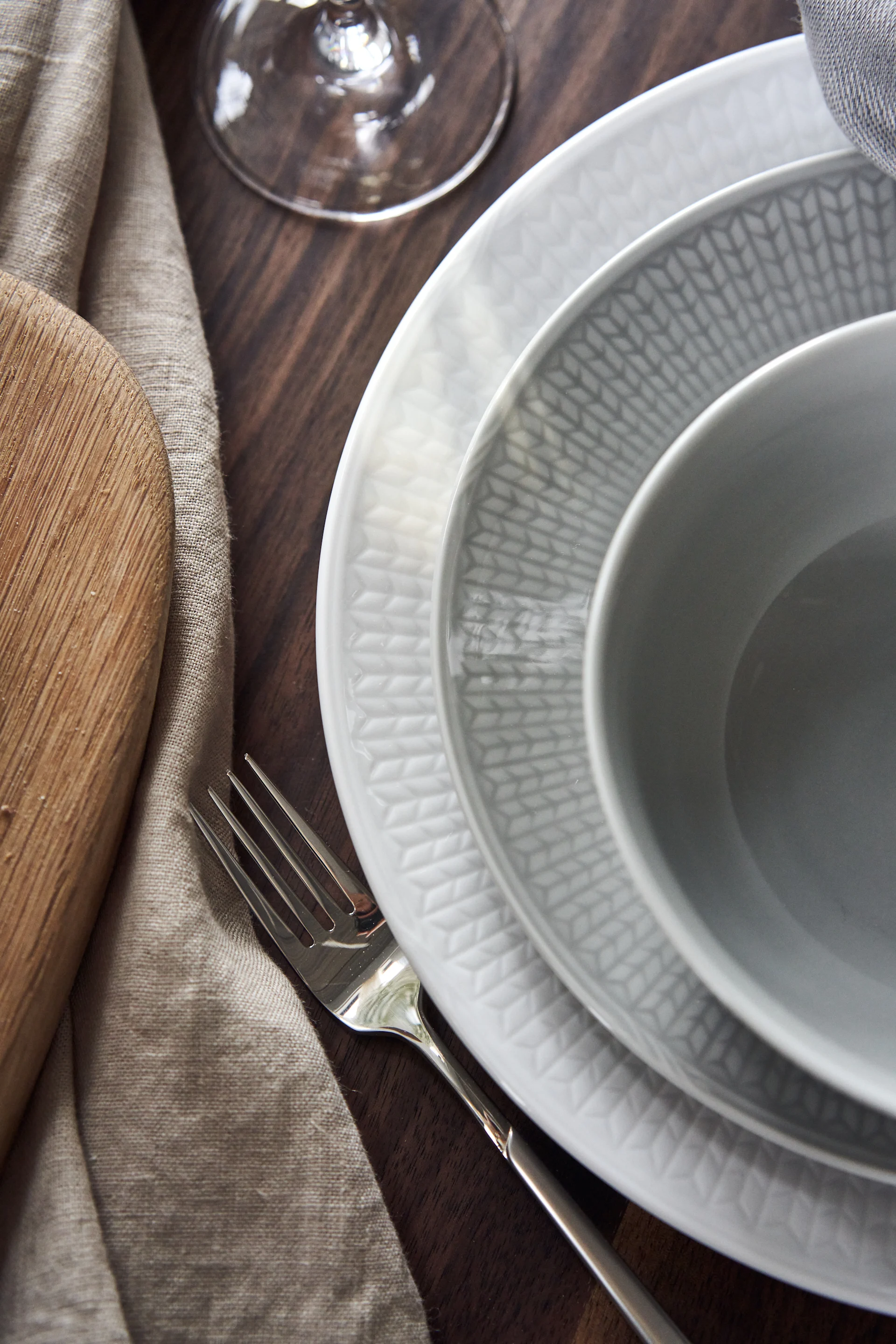 Bordsett med swedish Grace middagstallerken i hvitt og tallerken og bolle i grå Dimma.