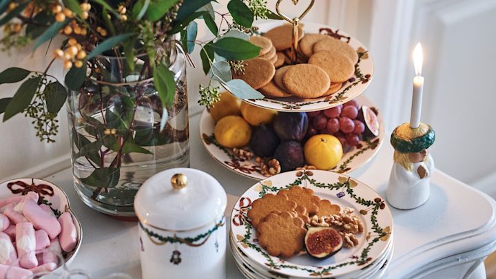 Eventyrlig borddekking til jul: Plasser noen ting på et sidebord, for eksempel et kakestativ med småkaker og frukt eller sukkerbollen fra Royal Copenhagen.
