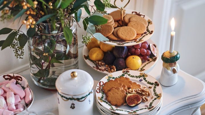 Eventyrlig borddekking til jul: Plasser noen ting på et sidebord, for eksempel et kakestativ med småkaker og frukt eller sukkerbollen fra Royal Copenhagen.