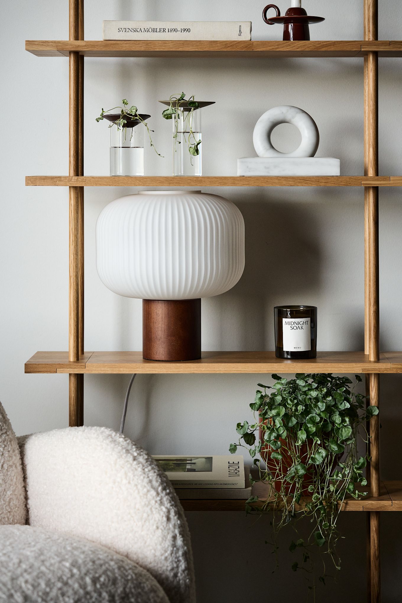 Valnøtt og mørke tresorter som mørkbeiset eik er trendy i årets interiørdesign 2024. Her ser du Fair bordlampe fra Scandi Living med riflet kuppel og lampefot i mørkbeiset ask.