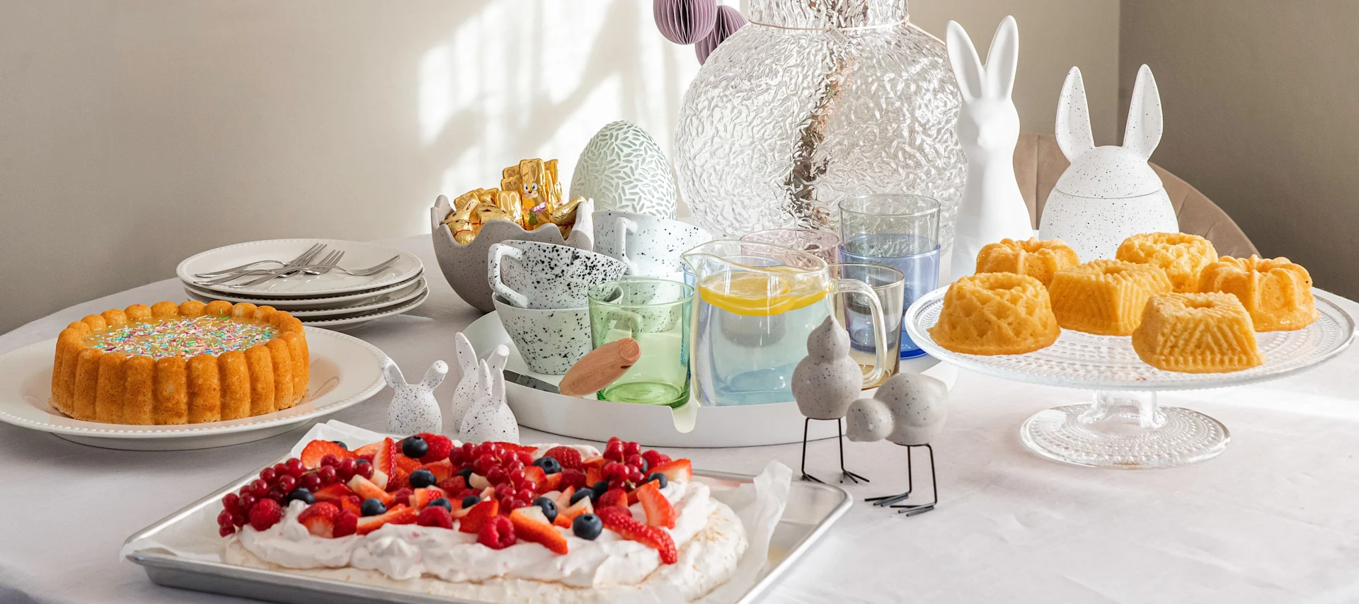 Pynt opp påskefeiringen ved å tilby enkle påskeoppskrifter fra Baka med Frida - en marengskake med friske bær, mini sukkerkjeks og en Silviakake med sitron.