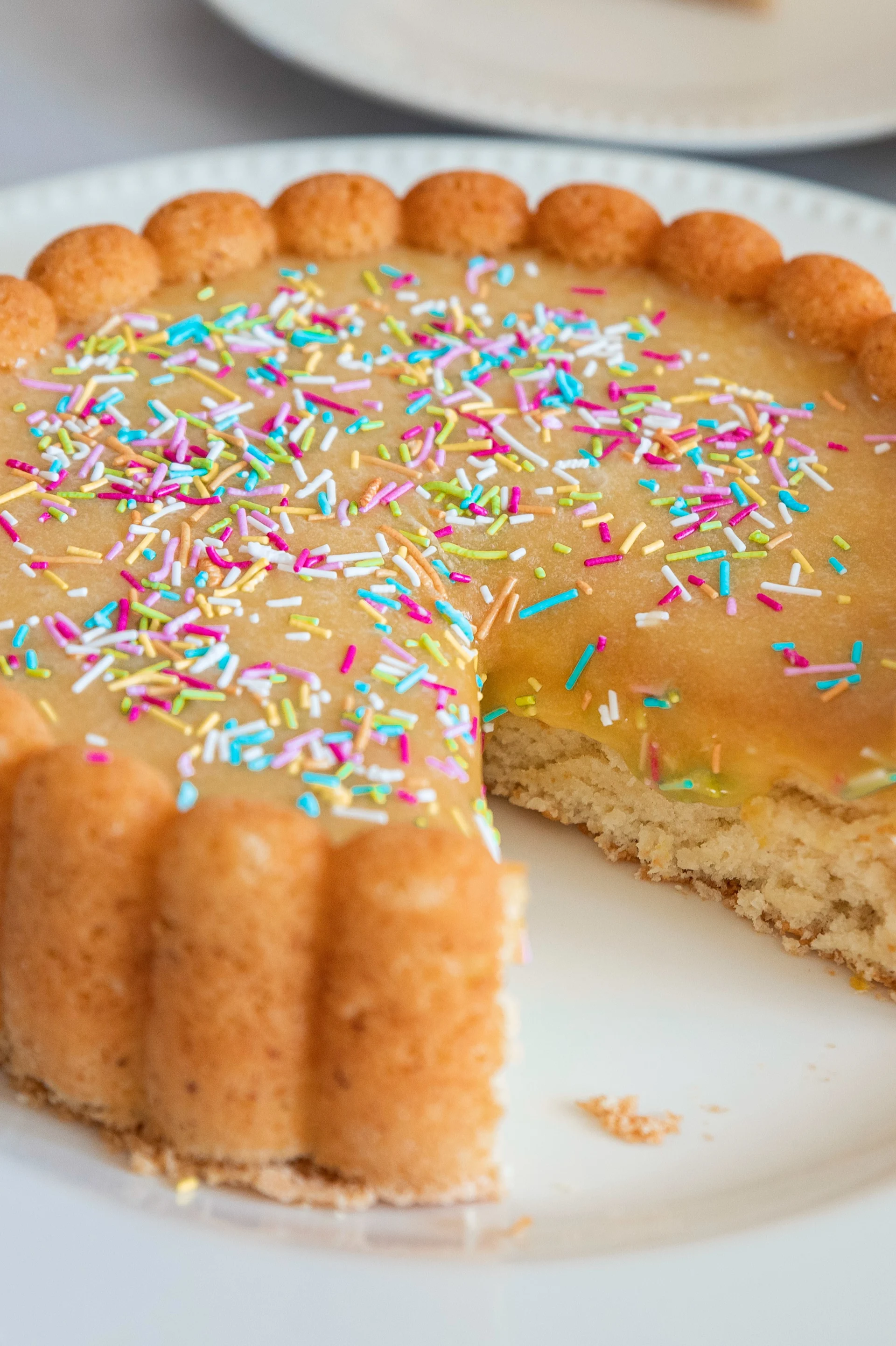 Bak en klassisk Silviakake i Charlotte form fra Nordic Ware ved å bruke Baka med Fridas enkle påskeoppskrift. Pynt påskekaken din med fargerikt strø.