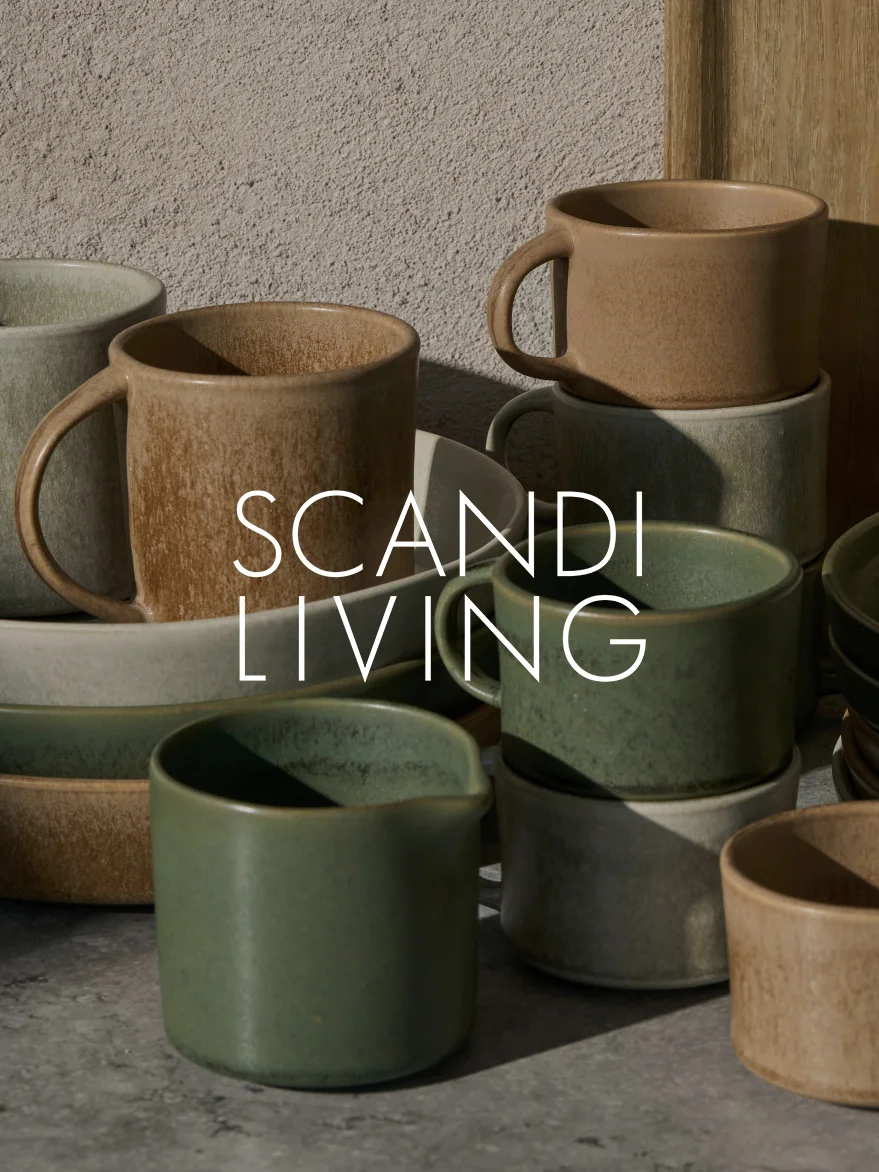 Samling av jordfargede keramikkrus og -fat, noen stablet, med teksten 'SCANDI LIVING'.