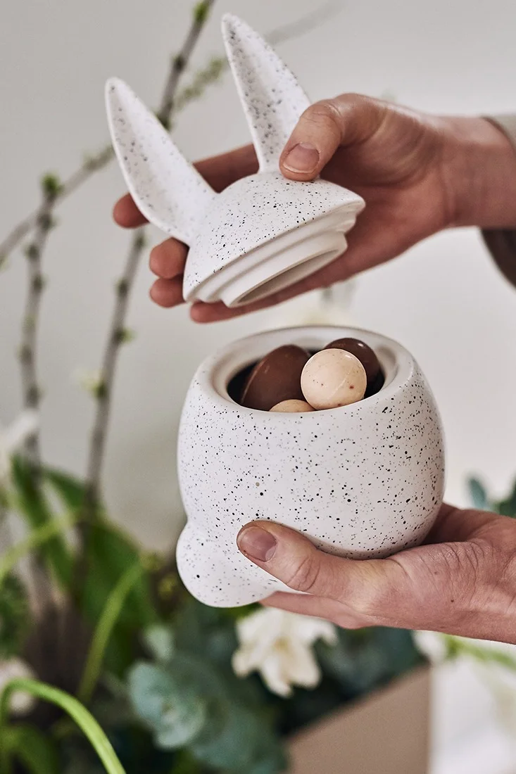 Søt påskehareskål fra DBKD er fylt med godteri til påske og som en del av den kommende påskeeggjakten.