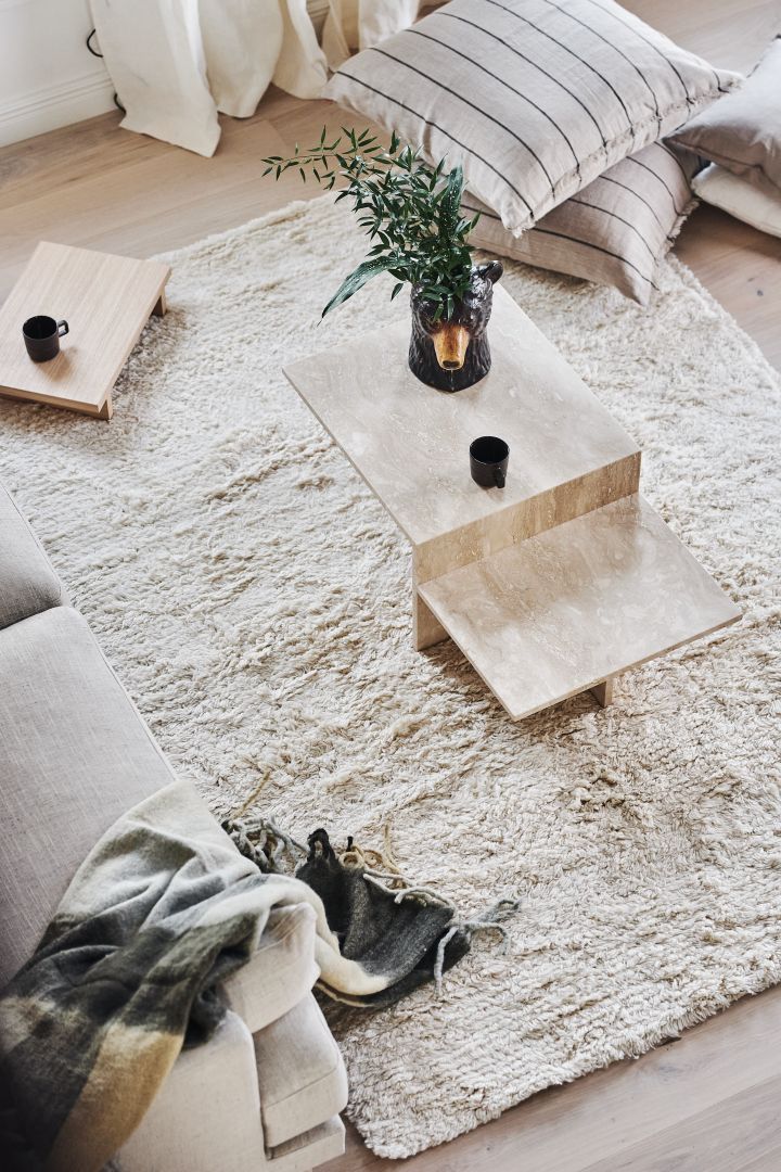 Innred med tepper – stue – her ser du Cozy ullteppe fra Scandi Living i en herlig naturhvit farge. 