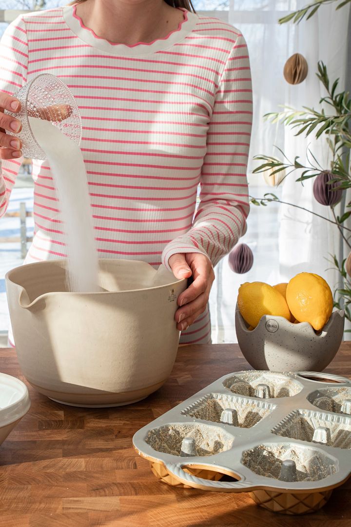 Bak små sukkerbrød i en Geo bundtlette bakeform fra Nordic Ware ved å bruke Baka med Fridas enkle påskeoppskrift. Bland alle ingrediensene i en solid bolle.