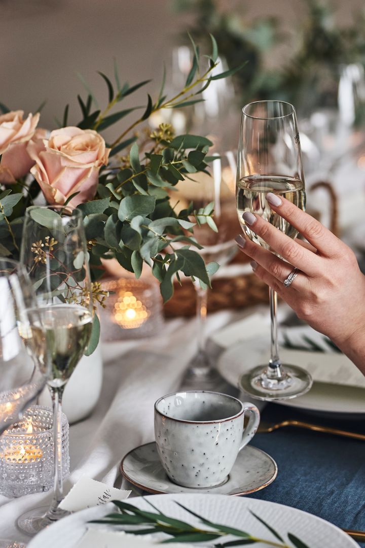 Bruden skåler med et Cabernet champagneglass fra Holmegaard, som er en fin bryllupsgave å gi bort.