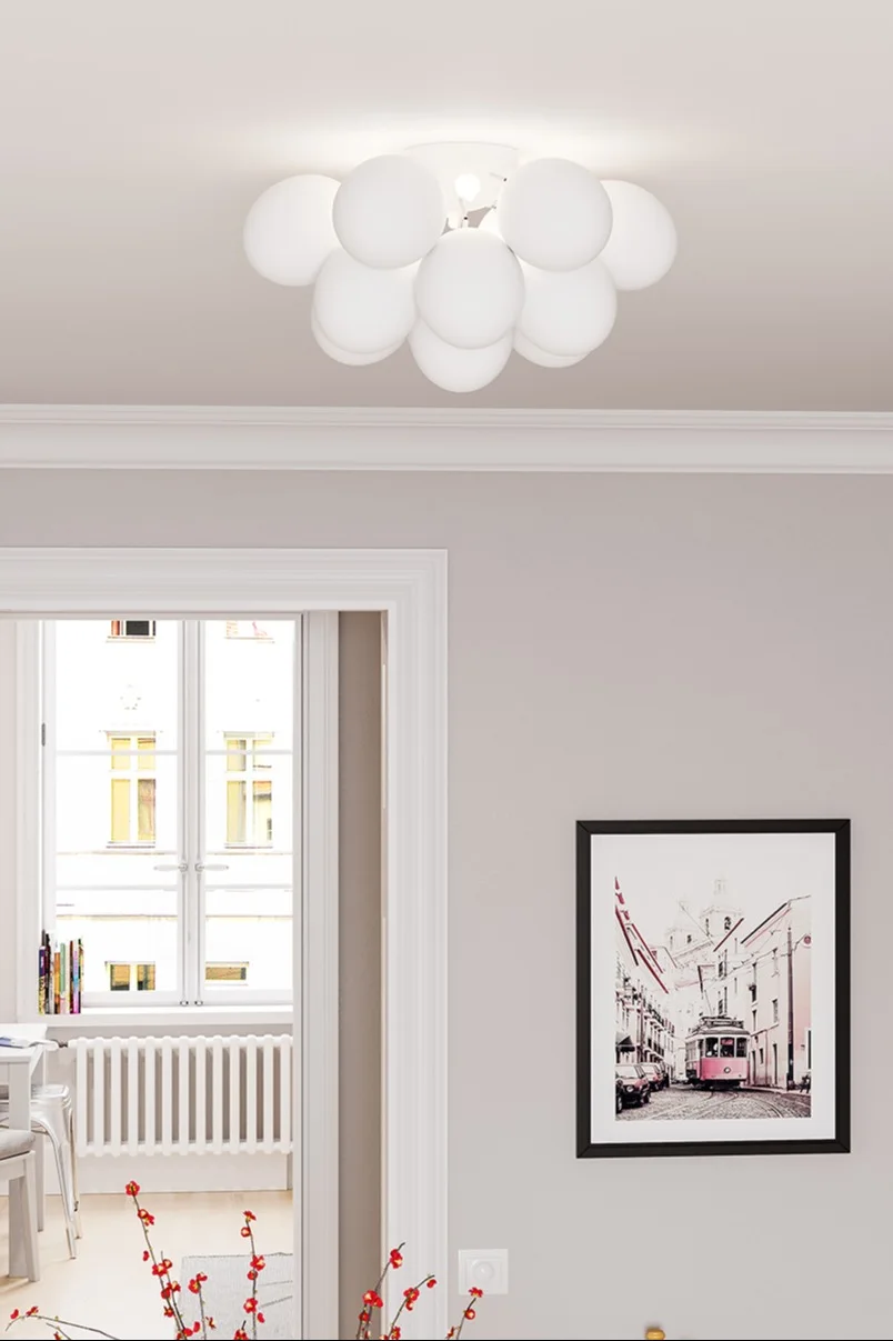 Gross-taklampen fra By Rydens henger i en lyst innredet stue.
