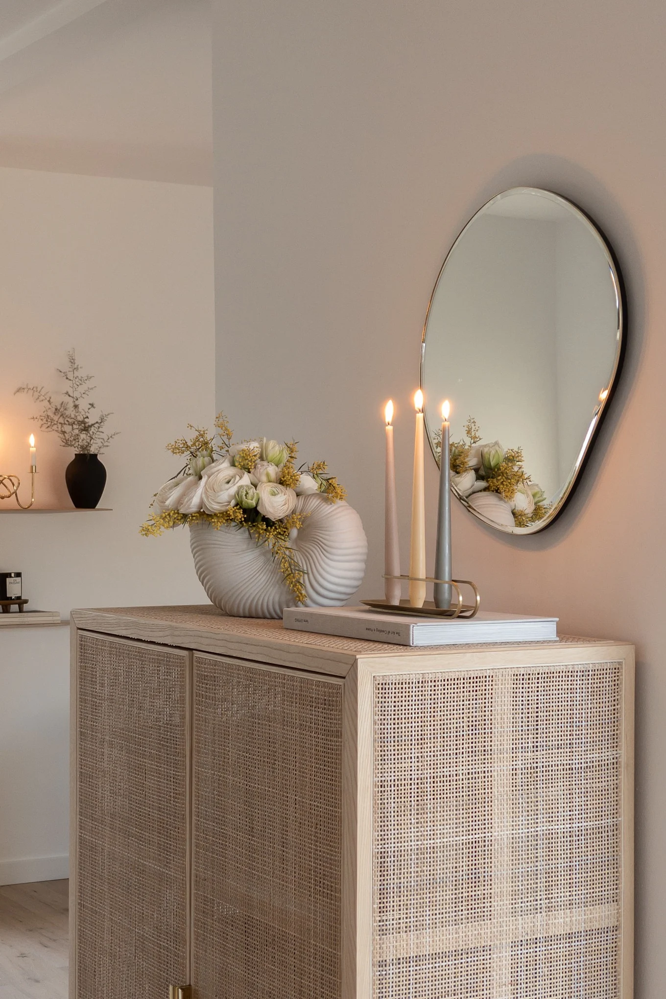 Skap et hjem i skandinavisk stil med @haus_tannenkamp, her ser du et rottingskap med Pond-speilet og vasen Shell begge fra ferm living.