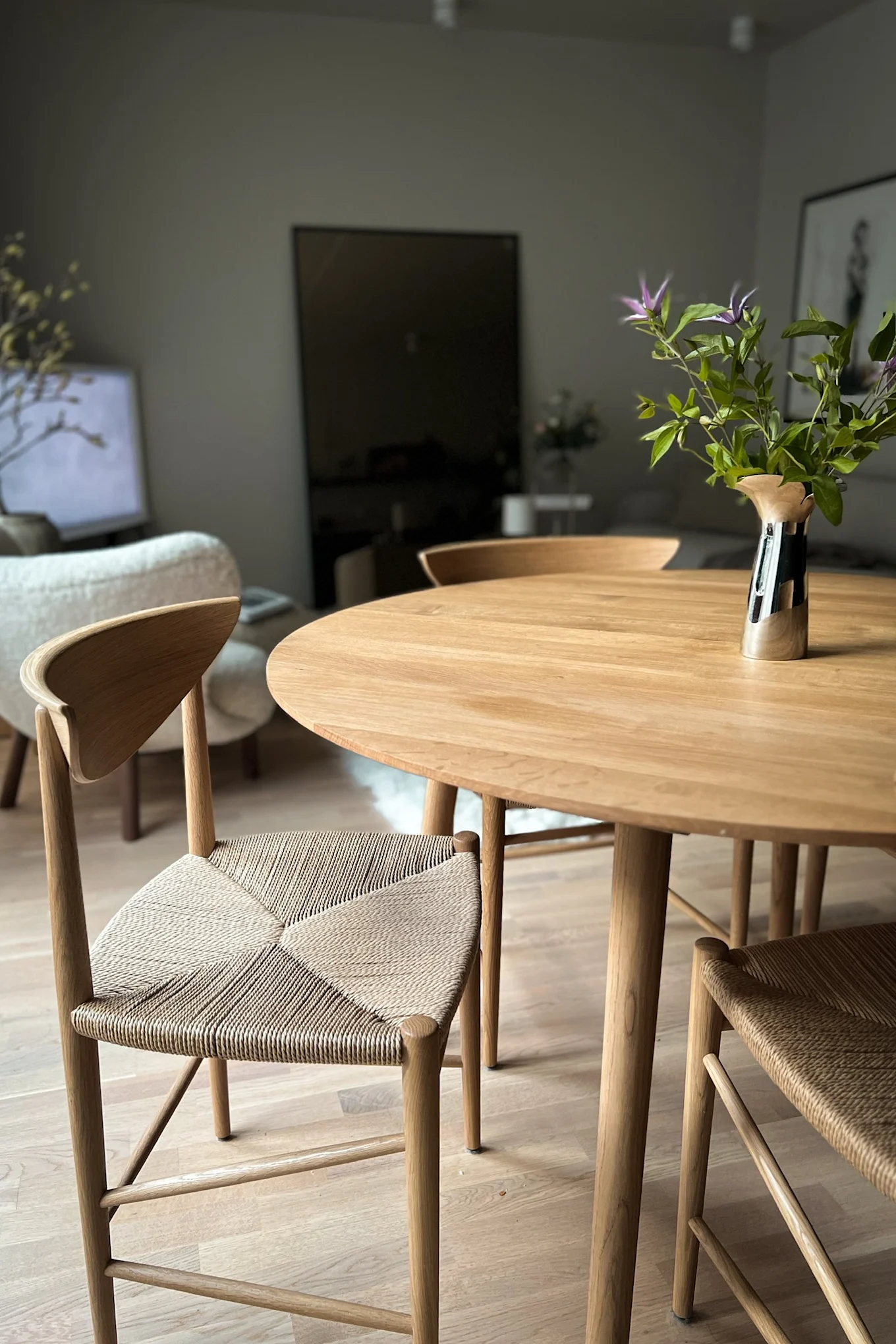 Influenser Helene Wold @villanyhus har pyntet spisegruppen fra &Tradition i lyst tre med en statementvase fra Georg Jensen fylt med blomster.