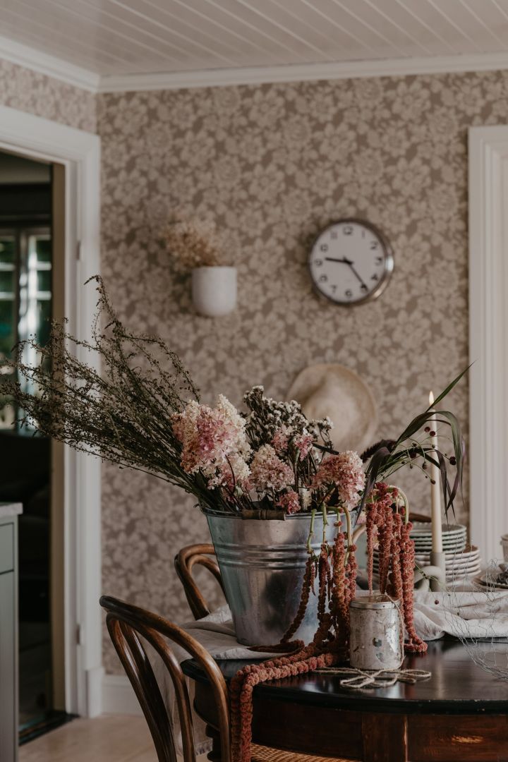Tørkede blomster som pynt er et tips fra Johanna Berglund @snickargladjen for å gjøre hjemmet mer hjemmekoselig.