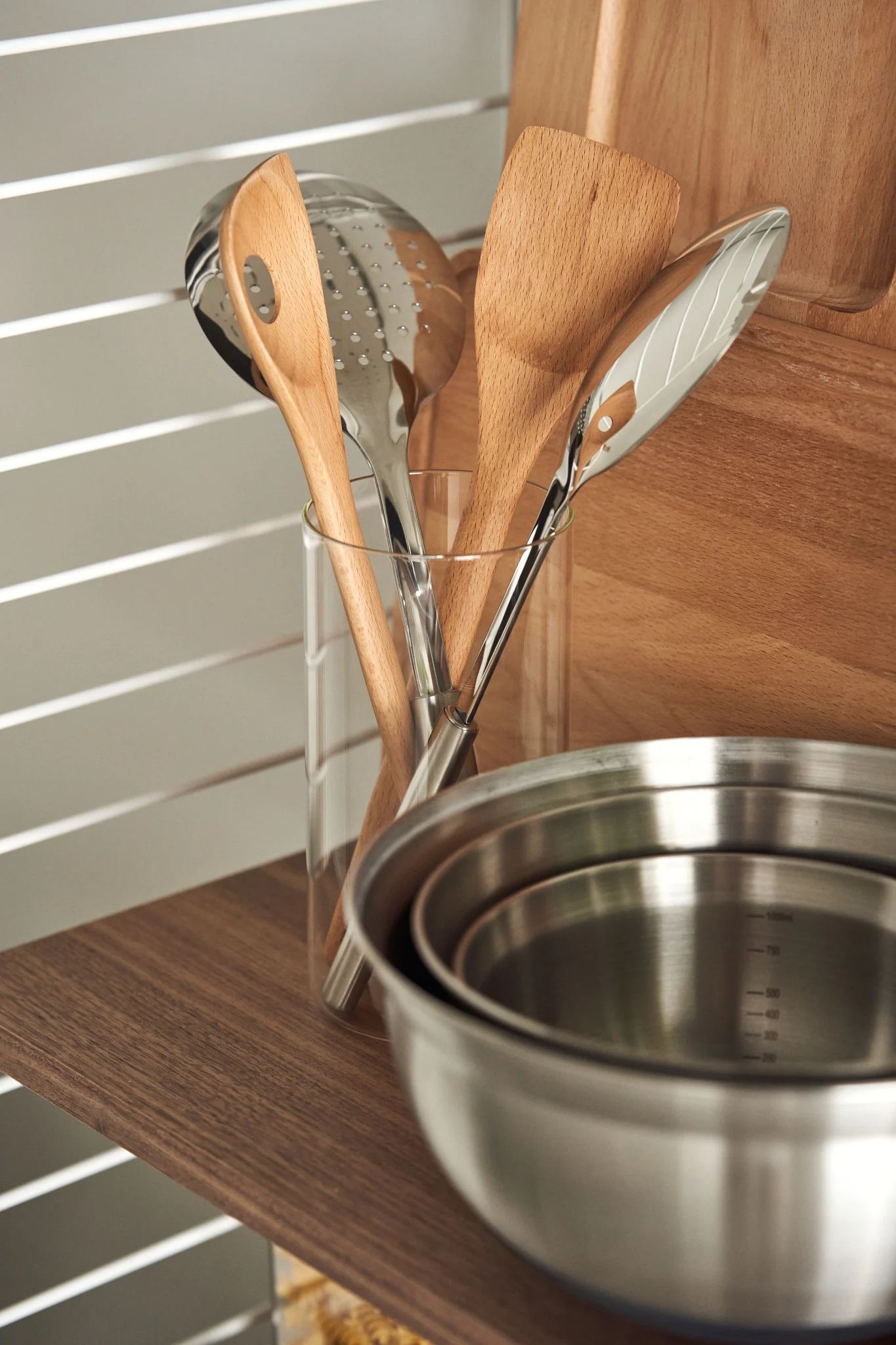 Tips til et ryddigere hjem. Her ser du en krukke med redskaper – klare til bruk.