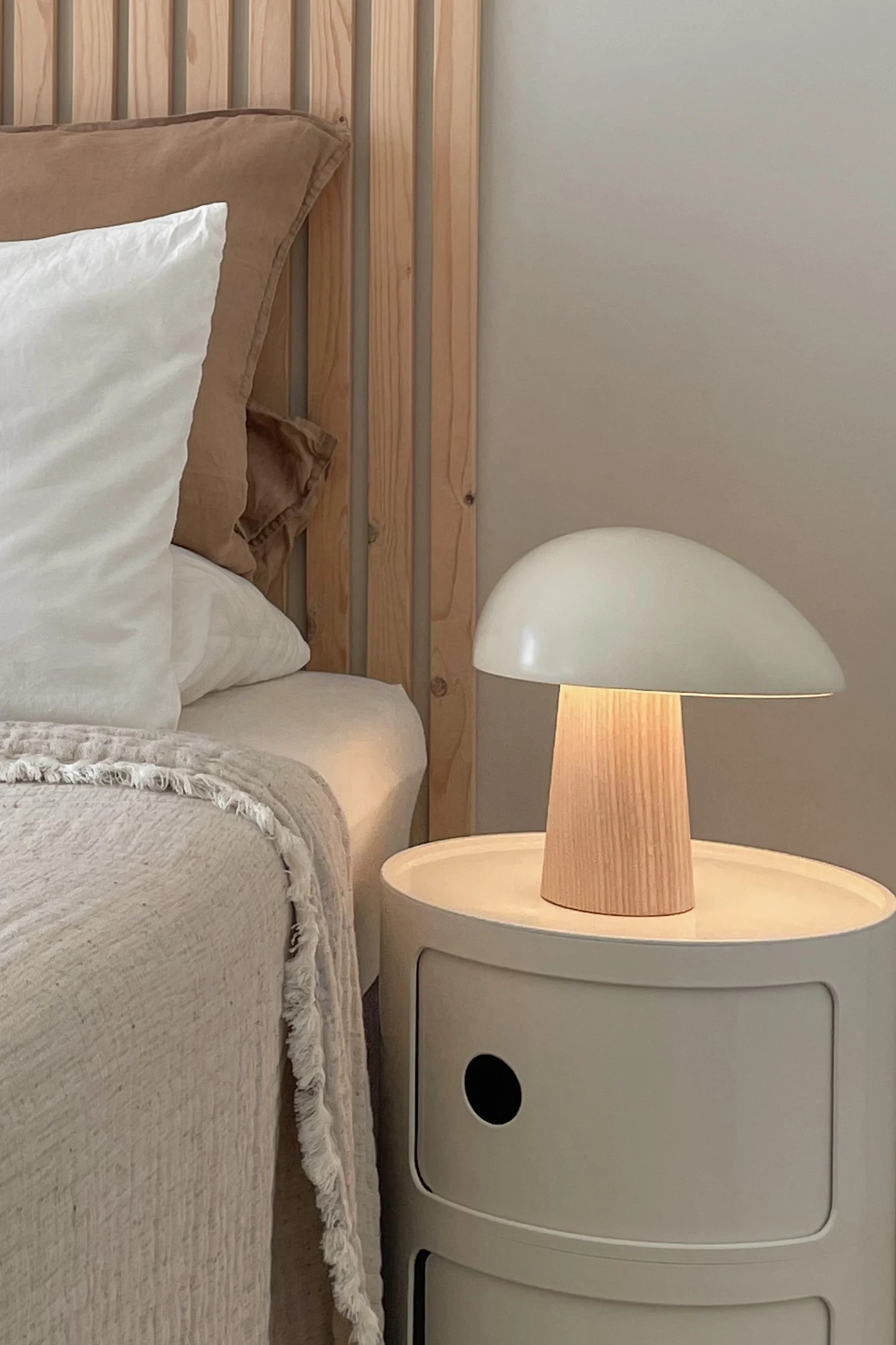 Night Owl bordlampen i hvitt og tre er perfekt å gi som bryllupsdag-gave til par som feirer 5 års bryllupsdag og trebryllup sammen.