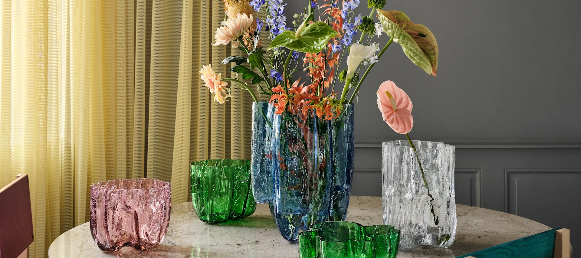 Vakre glassvaser fra Kosta Boda sin serie Crackle- en serie fargede glassvaser med sprukket overflate - her i grønt, klart glass og blått.