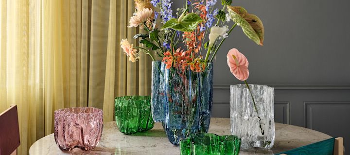Vakre glassvaser fra Kosta Boda sin serie Crackle- en serie fargede glassvaser med sprukket overflate - her i grønt, klart glass og blått.