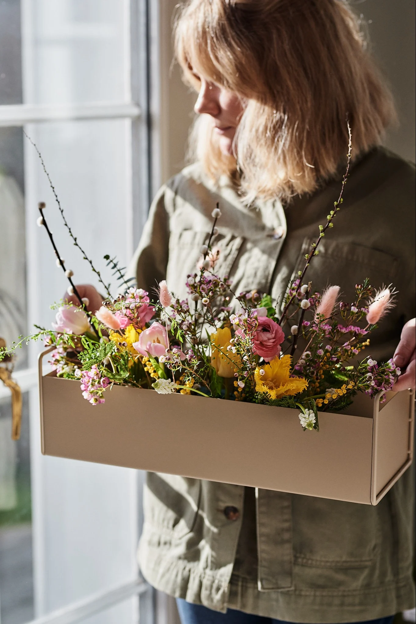 9 tips til store krukker innendørs. Innred med Plant Box small i fargen cashmere (beige) i pulverlakkert stål fra Ferm Living.