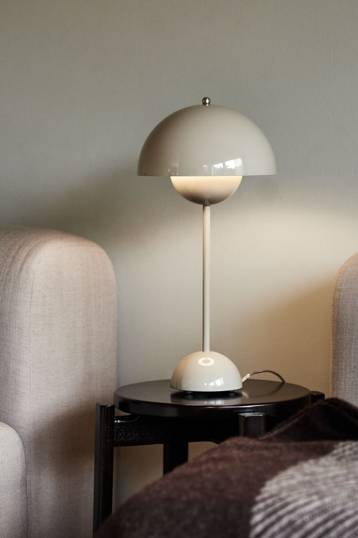 Sesongens trendy sopplampe er bordlampen Flowerpot VP3 fra &Tradition, som blir en stilig interiørdetalj i hjemmet ditt på sidebordet eller i vinduskarmen.