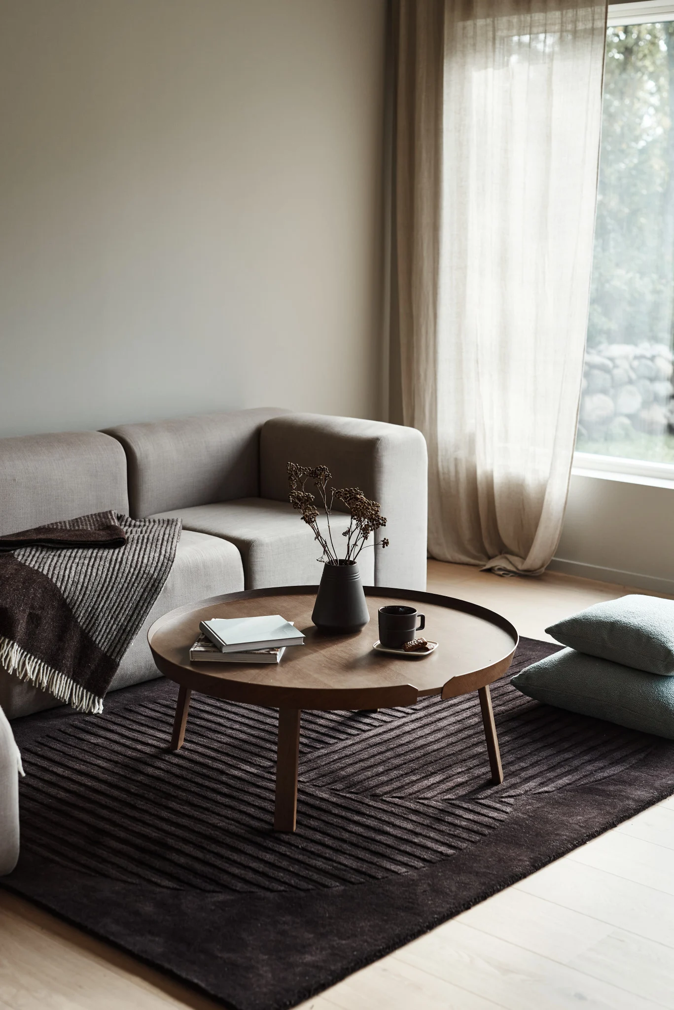 Levels ullteppe Circles brun fra NJRD gir stua en komfortabel atmosfære.