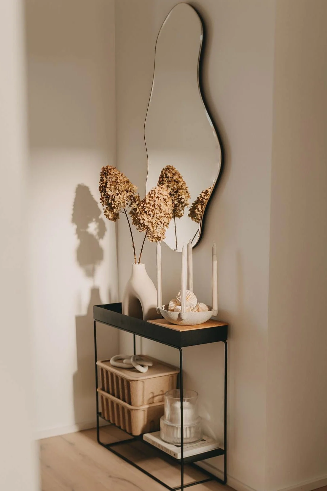 Et speil – her Pond Mirror fra Ferm Living, med en Plant Box foran, hjemme hos @issys_happiness – får enhver entré til å virke større.
