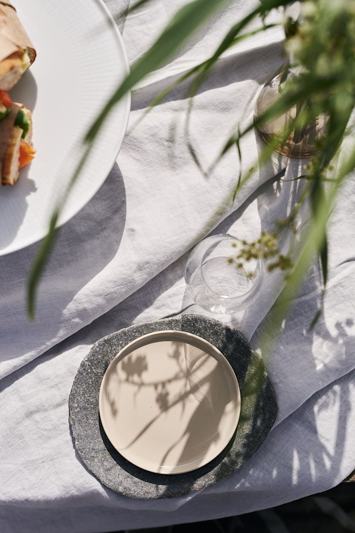 Pakk piknikkurven med gode innpakkede smørbrød og våg å bruke glass og tallerkener.