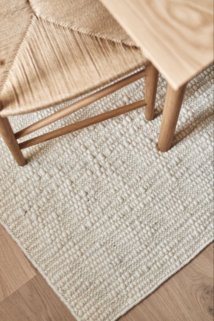 Drawn stol HM3 fra &Tradition og lyst teppe fra Scandi Living viser hvordan interiørstilen japandi kan gjøres.