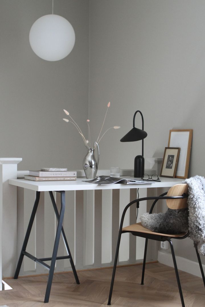 Her ser du to skandinaviske designlamper i hjemmet til influenceren @moeofsweden.