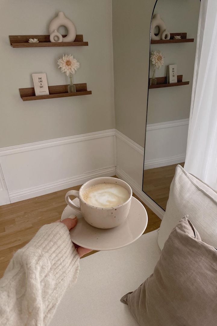 Server kaffen tilberedt i kaffebaren i det vakre Freckle-kruset fra Scandi Living, som @jannikaedemyr.