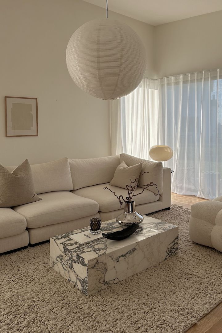 Influenceren Helena Jonsson @helenas.hem har innredet med minimalistisk interiør i stuen med beige nyanser, salongbord i marmor og kromdetaljer. 