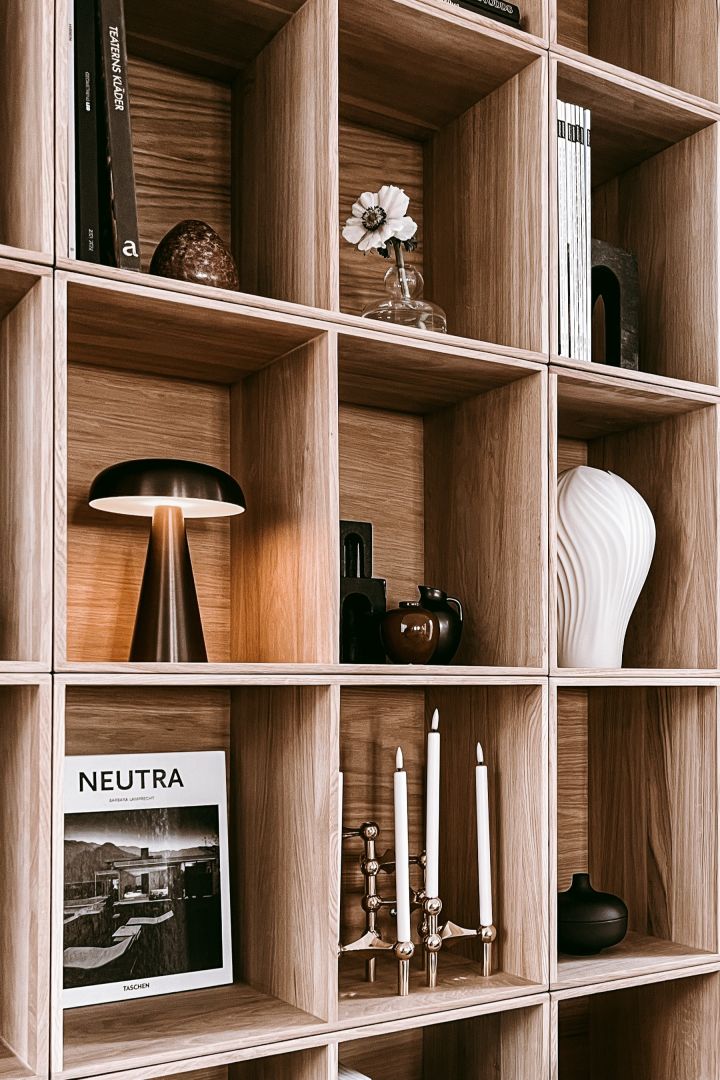 Innrede bokhylle - inspirasjon hjemme hos Anela Tahirovic @arkihem hvor bærbar belysning og LED-lys er perfekte å style bokhylla med.