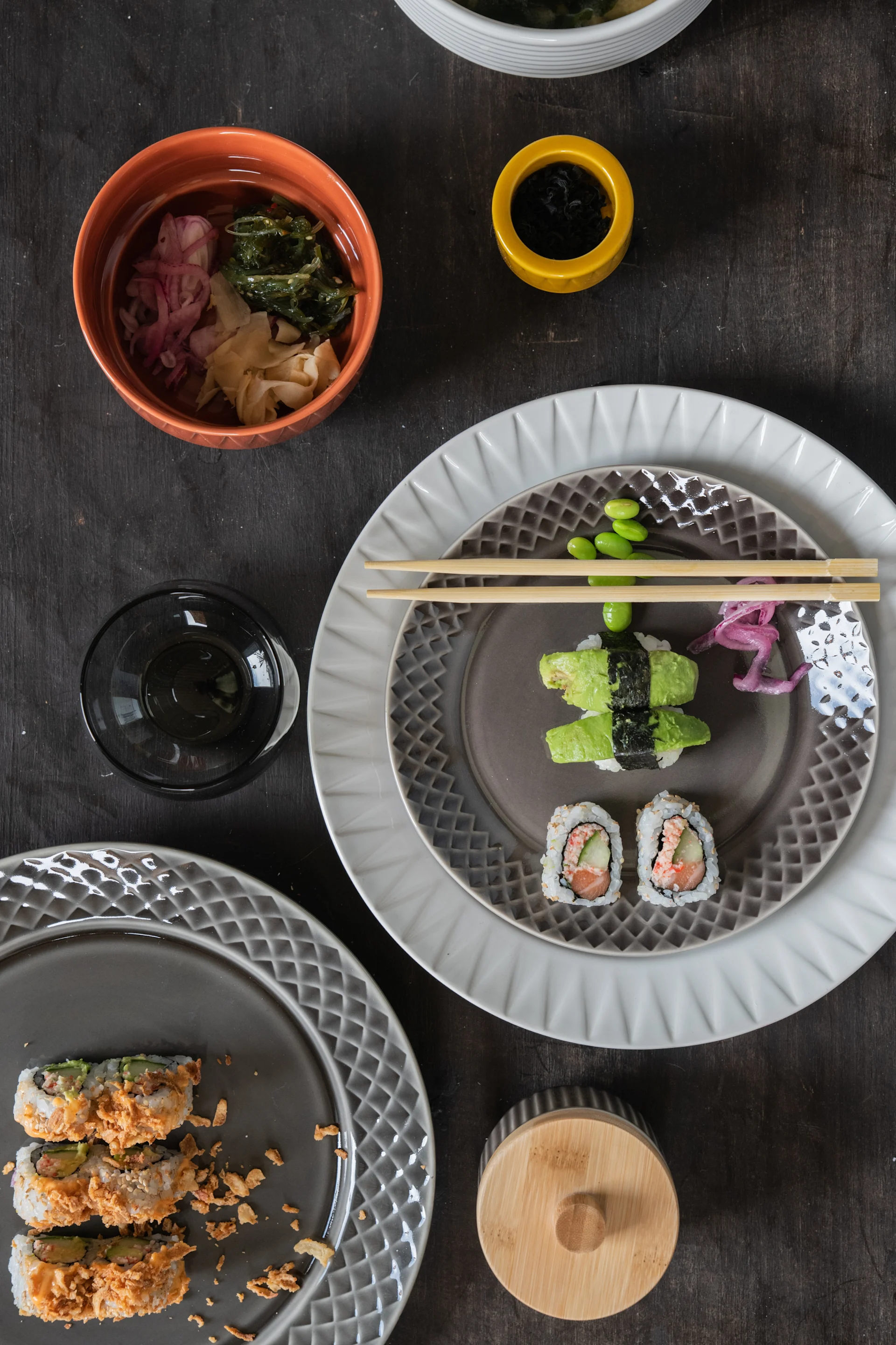 Planlegg en sushi-kveld til valentinsdag, og gi bort det nødvendige tilbehøret: Her står ulike tallerkener fra Coffee & More-kolleksjonen fra Sagaform med sushi på et bord.
