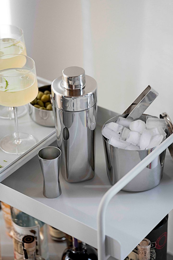 Også for alkoholfrie drinker er profesjonelt cocktailutstyr anbefalt. Her står shaker, målebeger og isbøtte fra Rocks-kolleksjonen til Zone Denmark på en barkrakk.
