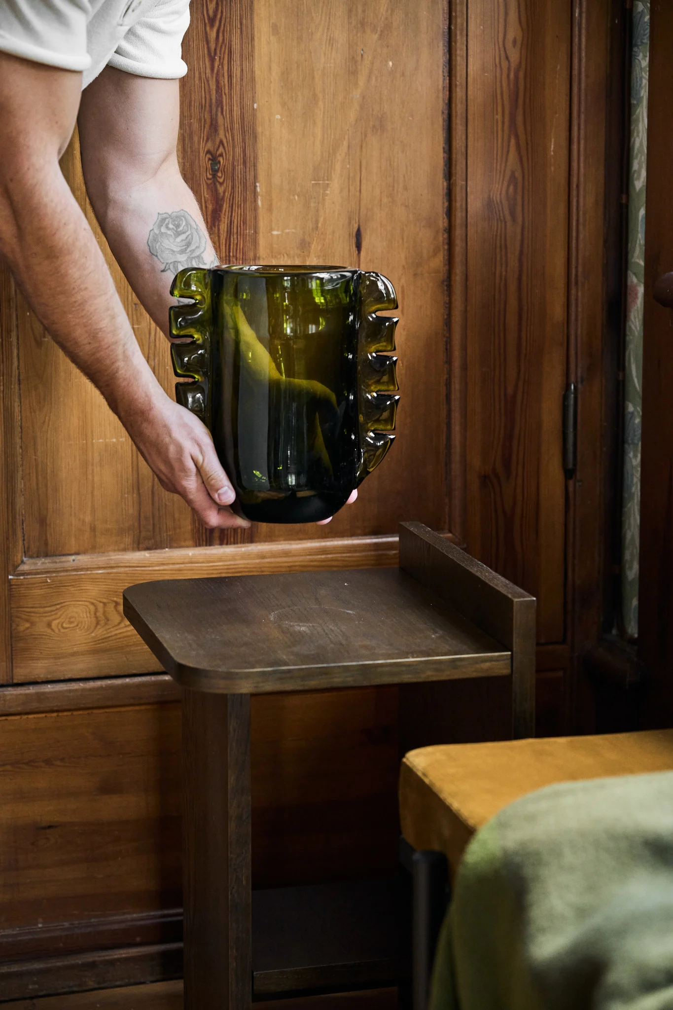 Olivengrønn er en av de ledende fargene i fargetrender 2025. Her ser du den stabelbare hyllen fra Muuto i denne trendy nyansen.