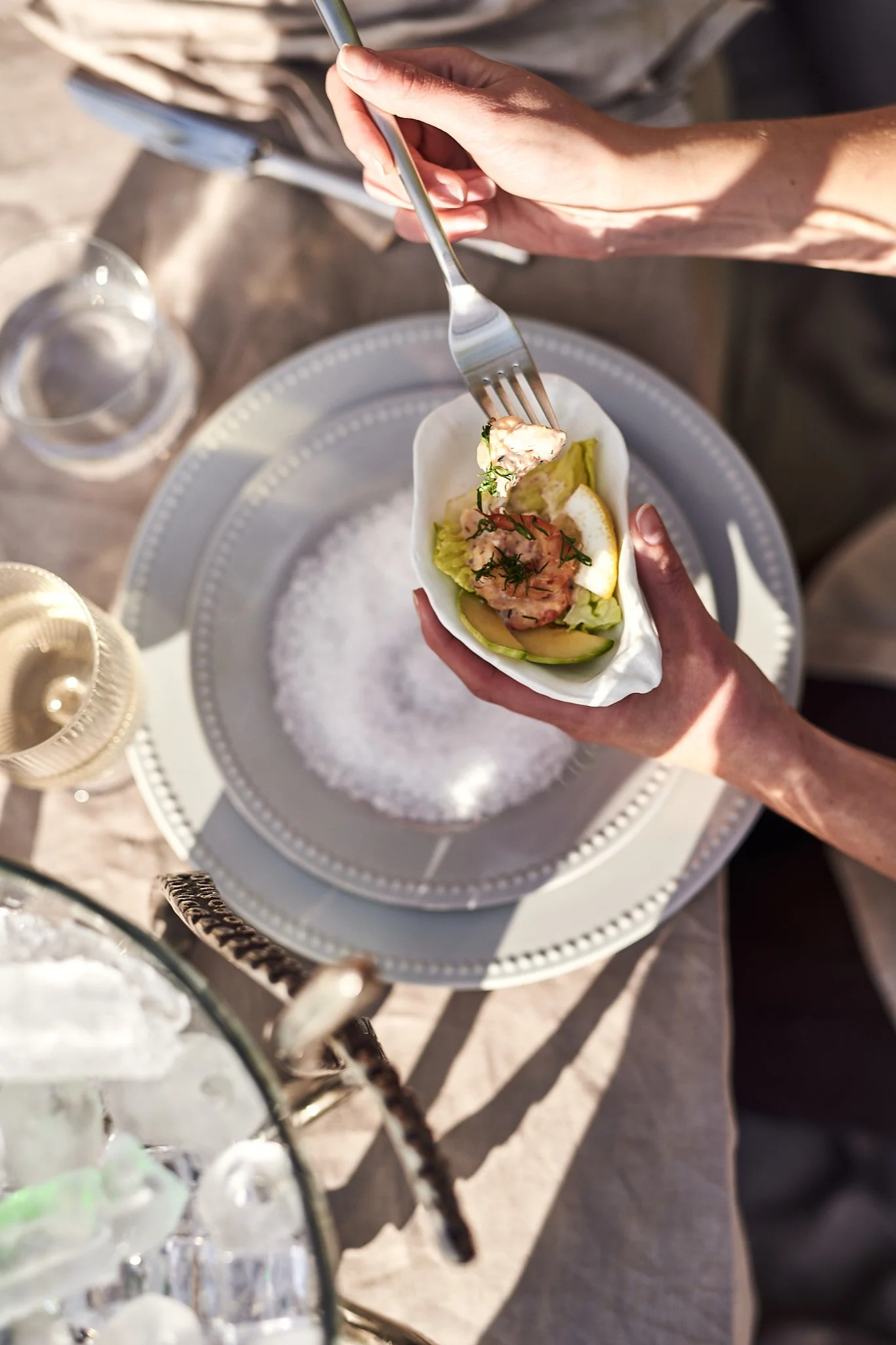 Forrett servert fra en Oyster serveringsbolle fra By On.