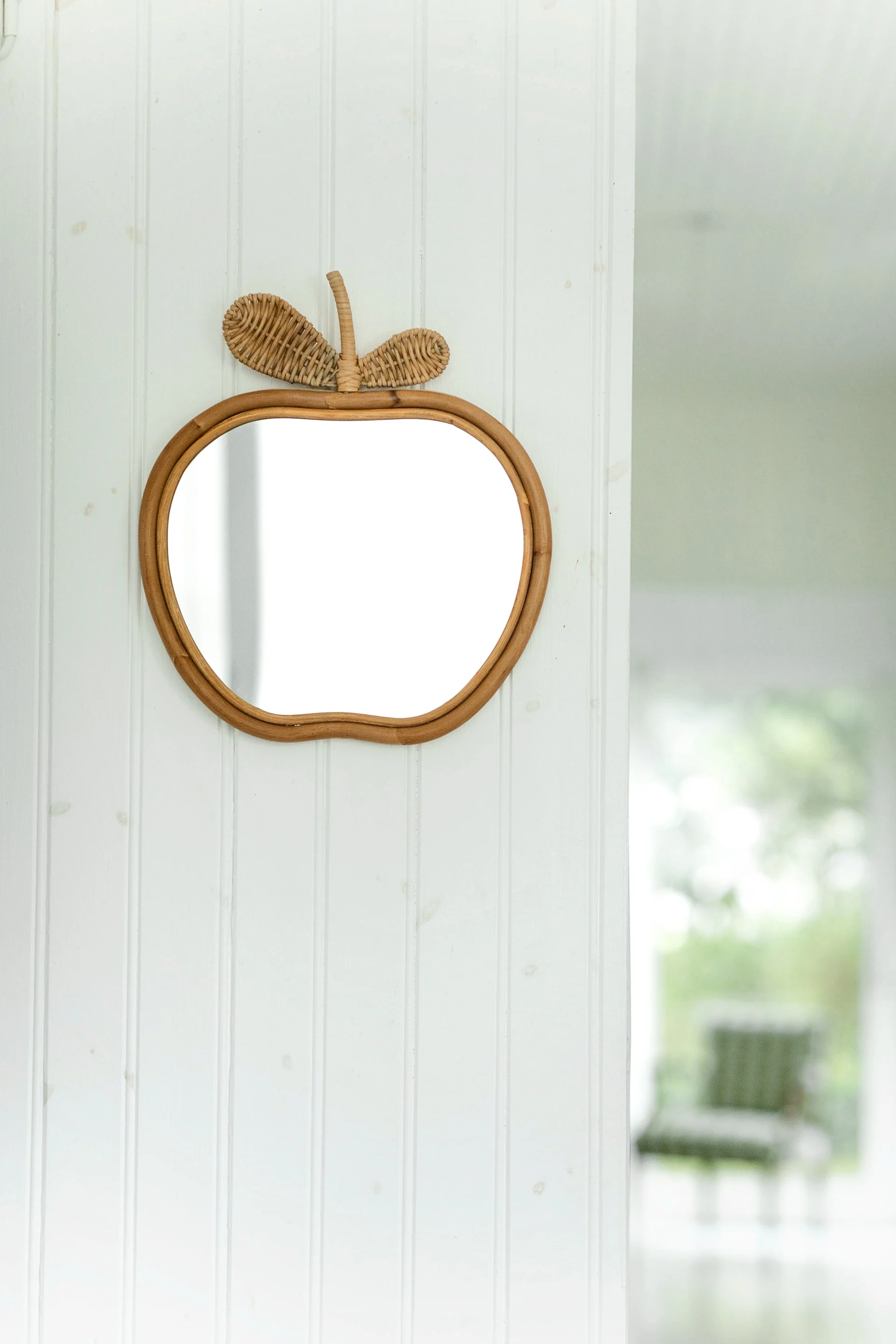 Innred med speil for et luksuriøst hjem - her er speilet Apple fra Ferm Living i form av et eple av Ebba von Sydow som gir hjemmet ditt et lekent preg.