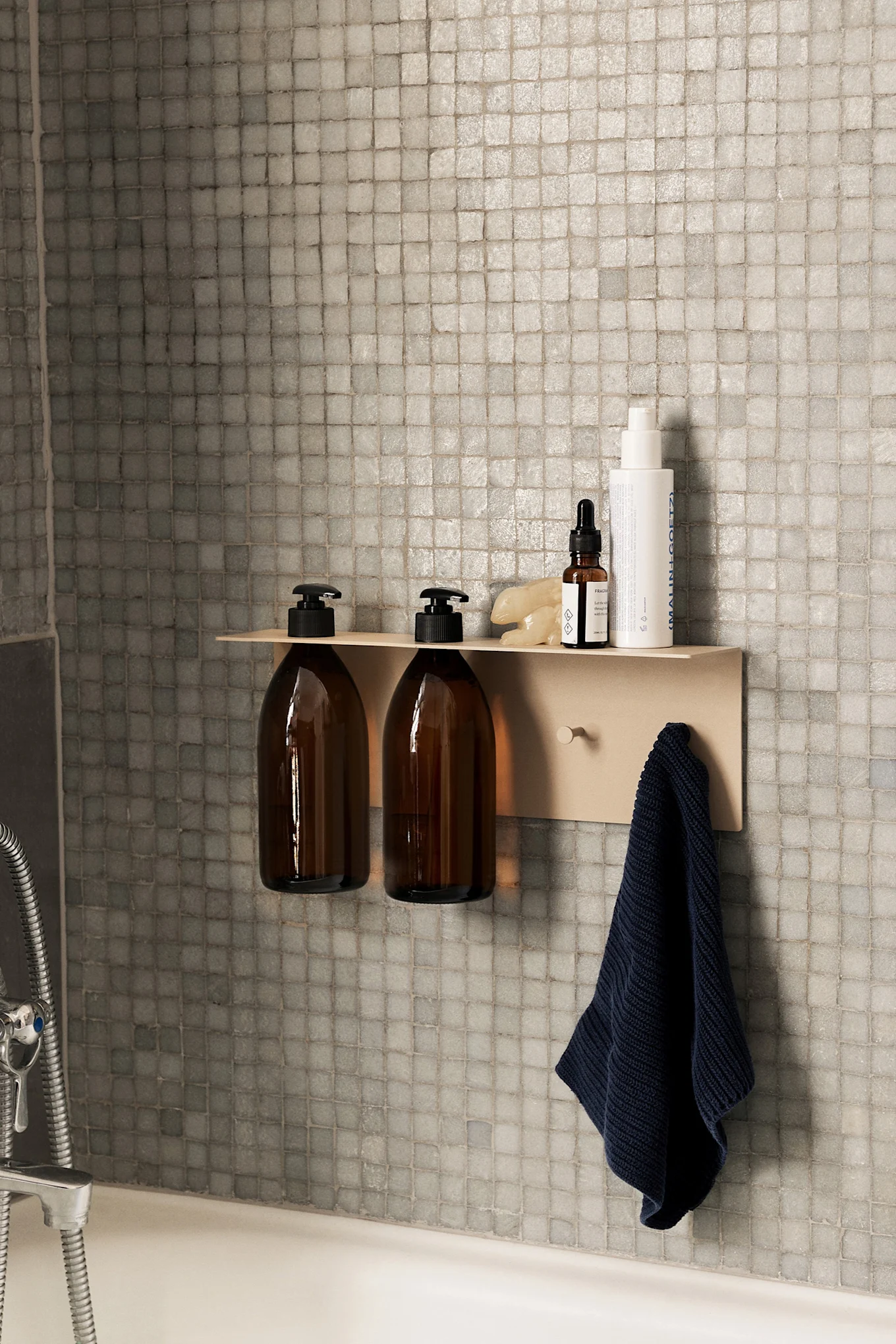 Praktiske Dora baderomshylle fra ferm LIVING er en perfekt multifunksjonell hylle å innrede lite bad med for å skape et mer organisert bad.