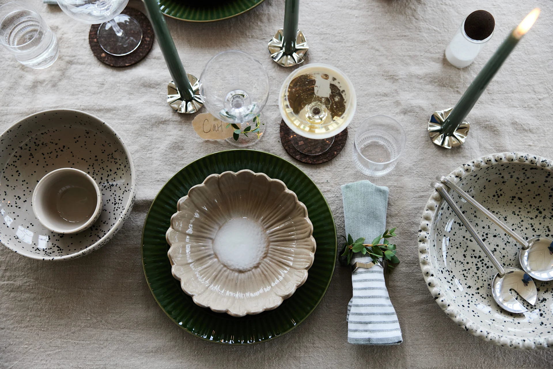 Med Sagaform kan du skape en enkel, men likevel stemningsfull og romantisk borddekking.