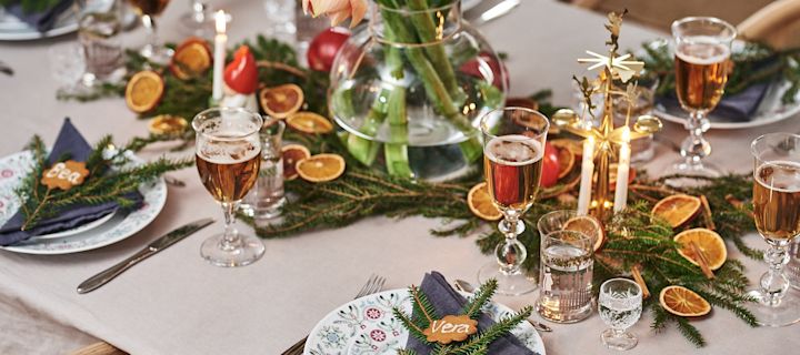 Et julepyntet bord med Swedish Grace Winter.