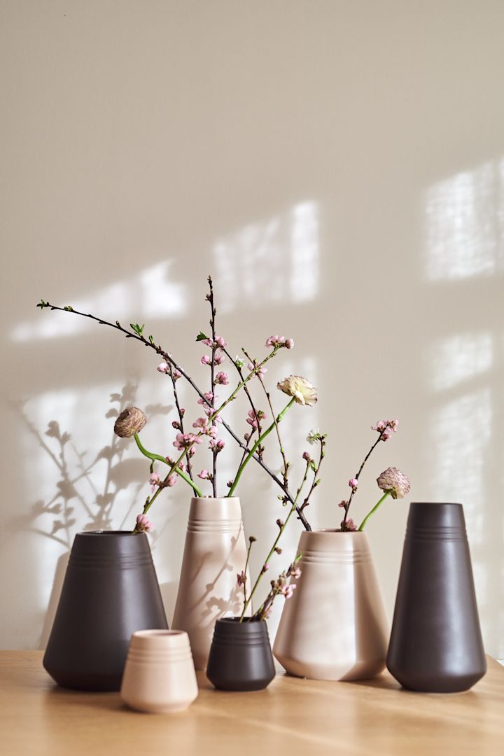 Lines-vasen fra NJRD designet av Bernadotte & Kylberg er en enkel stor vase for vårblomstene dine.