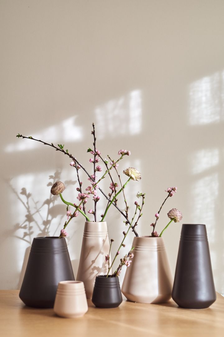 Lines-vasen fra NJRD designet av Bernadotte & Kylberg er en enkel stor vase for vårblomstene dine.